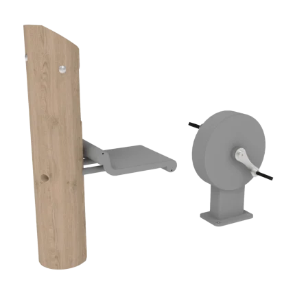 Attrezzo fitness BikeFit Montanalegno per esercizi gambe con resistenza fissa, realizzato in legno di robinia e acciaio inox, ideale per aree fitness all'aperto