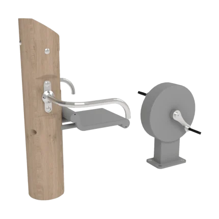 Attrezzo fitness senior BikeFit Montanalegno per esercizi gambe con resistenza fissa, realizzato in legno di robinia e acciaio inox, ideale per aree fitness all'aperto