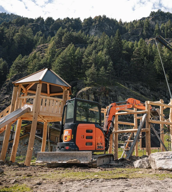 Installazione di un parco giochi Montanalegno in legno di robinia
