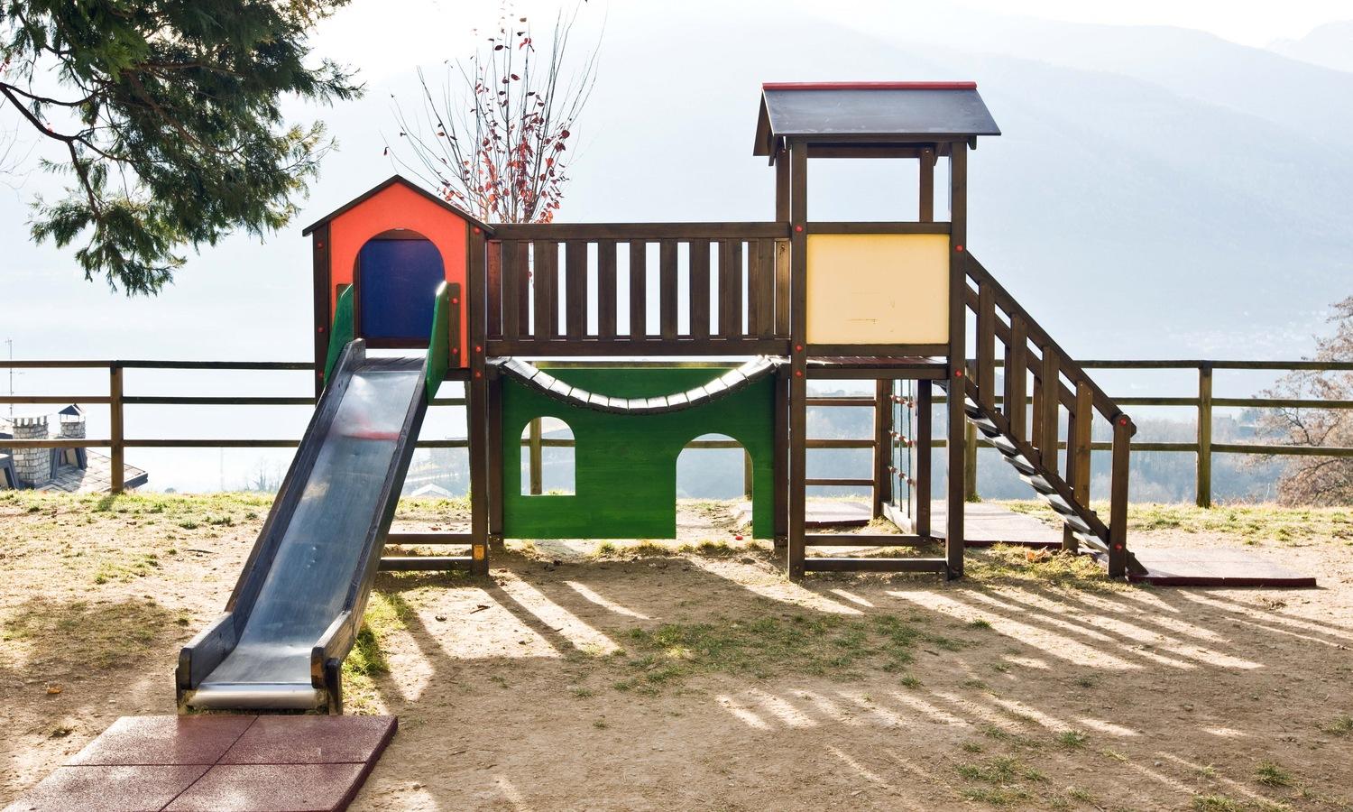 Torre gioco danneggiata in un parco pubblico dopo la manutenzione
