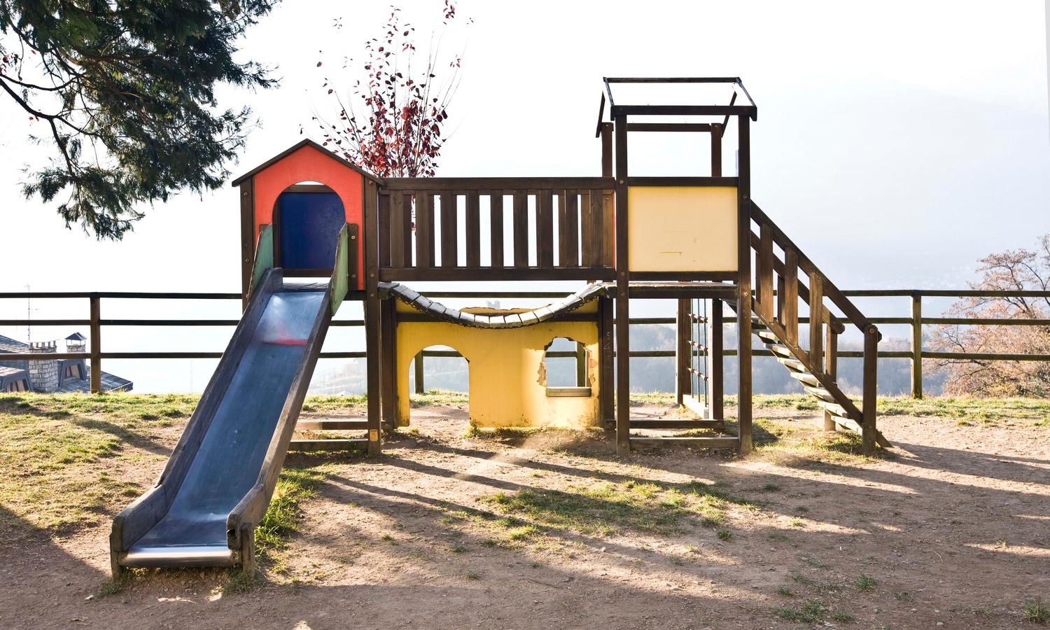 Torre gioco danneggiata in un parco pubblico prima della manutenzione
