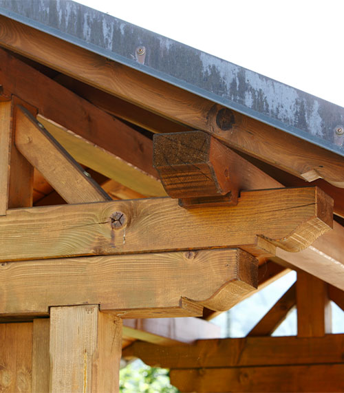 conformità-e-certificazioni06 Dettaglio del tetto di una struttura in legno di pino, prodotto artigianale italiano