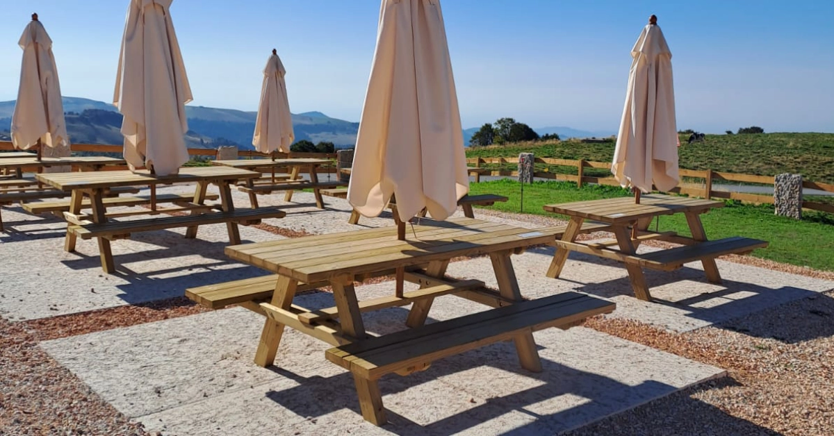 Tavoli e panche in legno da esterno